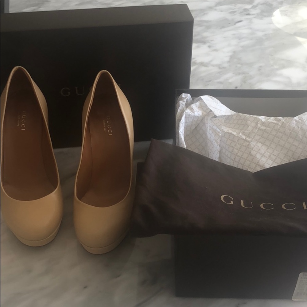Gucci tan round tie pump